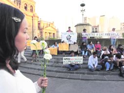 Unos 200 simpatizantes de los detenidos se manifestaron ayer frente a presidencia municipal.  /