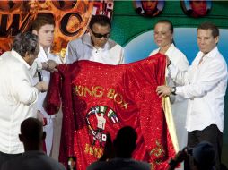 El ''Canelo'' (i) aprovechó para tomarse una foto con su ídolo, Muhammad Alí. REUTERS  /