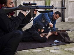 Soldados del Ejercito Libre de Siria probando sus nuevos rifles de francotirador, en Aleppo. XINHUA  /