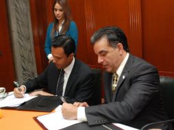 Durante la firma del convenio. Alcalde de Zapopan, Héctor Robles (i) y el presidente de Coalición Latino, Héctor Barreto (d). ESPECIAL  /