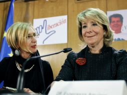 Rosa Díez (i), y la presidenta del PP madrileño, Esperanza Aguirre, en el homenaje a los opositores cubanos Payá y Cepero. EFE  /