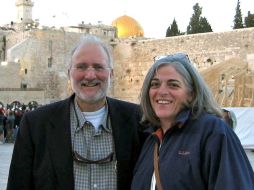 Alan Gross y su esposa. El hombre fue encarcelado por distribuir tecnología a una comunidad judía. ARCHIVO  /