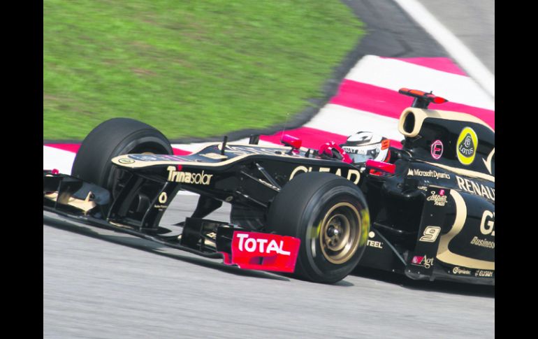 Puede mejorar. Kimi Raikkonen conduce su monoplaza durante el Gran Premio de Malasia.  AP  /