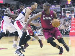A ver por dónde. Dwyane Wade busca eludir la marca de Shaun Livingston, durante el partido disputado en el Verizon Center.  EFE  /