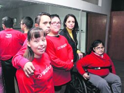 ENTUSIASTAS. Sanaí Ocampo, Ricardo Valdez, Christian Poze, Isela Saldaña (directora) y Alejandra Guadalupe, de Danza Aptitude.  /