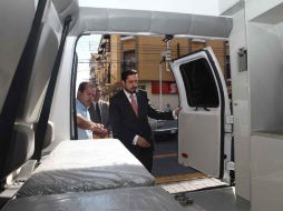 Muñoz Serrano hace entrega de la unidad en el municipio de Zapotlanejo. ESPECIAL  /