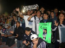Entre lágrimas, cientos de personas se dieron cita en el Auditorio Gota de Plata para despedirse del ex portero. NOTIMEX  /