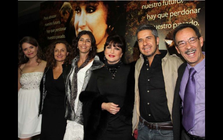 La actriz con la directora y parte del elenco. NTX  /