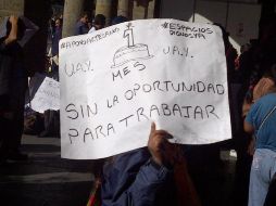 Con pancartas, tambores, silbatos y cazuelas, los manifestante se instalan afuera del edificio del Ayuntamiento.  /