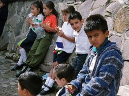 El impuesto equivale a 2 pesos por litro; buscan destinar los recursos a un programa de agua potable en escuelas pobres. ARCHIVO  /