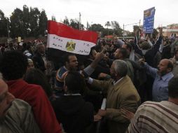 Seguidores del presidente egipcio, Mohamed Mursi, y de los Hermanos Musulmanes, pelean con los opositores. EFE  /