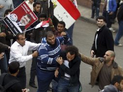 Seguidores del presidente egipcio, Mohamed Mursi, y de los Hermanos Musulmanes, pelean con los opositores. EFE  /