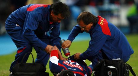 Narciso López (d) deja atrás 26 años de servicio a la institución rojiblanca. MEXSPORT  /