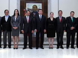 Osorio con algunos de sus nuevos colaboradores. NTX  /