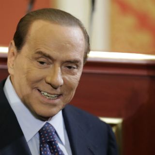 Berlusconi insinúa que será candidato en elecciones de 2013