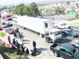 TRÁILER ASEGURADO. Debido a las persecuciones, el tráfico en la Carretera a Chapala se vio afectado por una hora y media.  /