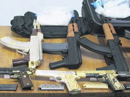 Aseguramiento. Armas que militares encontraron a los detenidos en Tlajomulco de Zúñiga. ESPECIAL  /