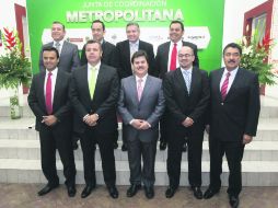 Unen esfuerzos. Los alcaldes de la metrópoli instalaron ayer la Junta de Coordinación Metropolitana. ESPECIAL  /