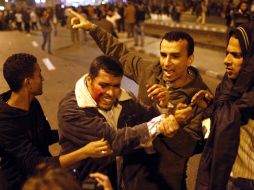 Al menos seis personas han muerto y centenares han resultado heridas en los choques entre opositores y simpatizantes de Mursi. EFE  /