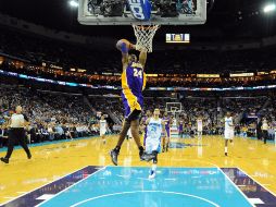 Kobe Bryant (24) superó al legendario Wilt Chamberlain. AFP  /