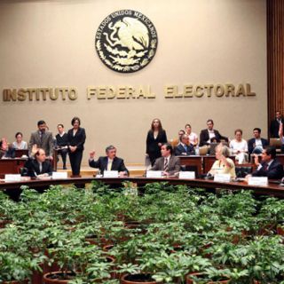 El IFE aprueba modificar modelo de credencial para votar