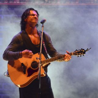 Arjona coloca primera piedra donde construirá escuela