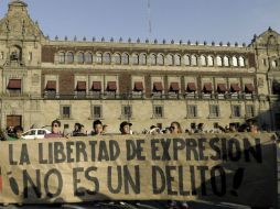 Manifestantes protestan contra detenciones registradas durante disturbios por la toma de posesión Peña Nieto. EFE  /