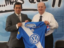 El directivo del Puebla, Jesús López Chargoy (i), presentó al nuevo técnico de los Camoteros, Manuel Lapuente. NOTIMEX  /