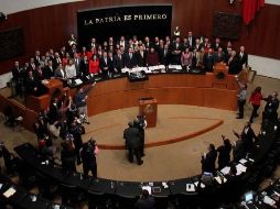 La bancada del PRI tomó la tribuna del Senado. EL UNIVERSAL  /