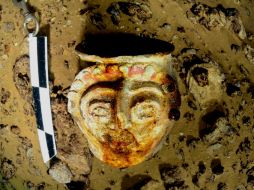 Imagen de una vasija con representación de rostro maya pertenecientes a la cultura maya localizada en el Cenote San Manuel.EFE  /