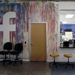 Reportan que Facebook va por tecnología de Microsoft