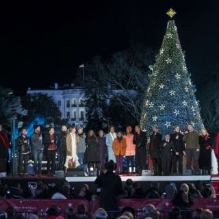 Los Obama encienden árbol de Navidad en Casa Blanca