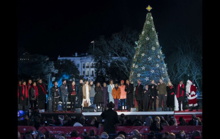 El presidente de EU, Barack Obama, familia y cantantes, durante el encendido del Árbol Nacional de Navidad. AFP  /