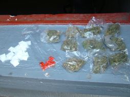 Los uniformados encontraron 10 bolsas con mariguana, 13 cápsulas con piedra base de cocaína y 30 envoltorios de polvo blanco.  /