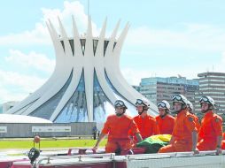 CORTEJO FÚNEBRE. El cuerpo de Nimeyer fue honrado en Brasilia ayer, ciudad que creó, para regresar hoy a Río de Janeiro. AP  /