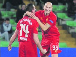 Gol con boleto. Jordan Henderson (izquierda), quien es felicitado por Jonjo Shelvey, anotó el tanto del triunfo del Liverpool. AP  /