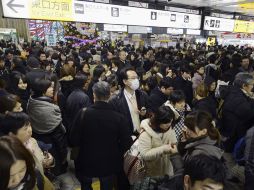 Los habitantes de Sendai llenan la estación de trenes local tras el terremoto. El servicio fue suspendido. AP  /