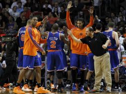 Raymond Felton (2) celebra con sus compañeros la victoria de los Knicks. AP  /