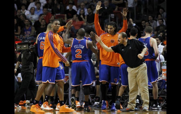 Raymond Felton (2) celebra con sus compañeros la victoria de los Knicks. AP  /