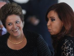 La presidente de Brasil, Dilma Roussef (i), conversa con su homóloga de Argentina, Cristina Fernández. EFE  /