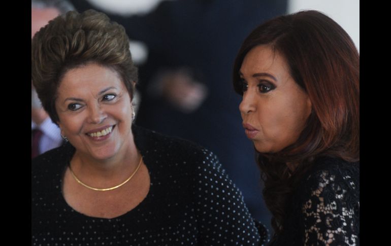 La presidente de Brasil, Dilma Roussef (i), conversa con su homóloga de Argentina, Cristina Fernández. EFE  /