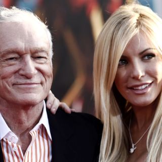 Hefner y su prometida, con licencia de matrimonio