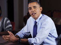 Barack Obama durante su visita a unos pequeños comercios en Virginia. EFE  /
