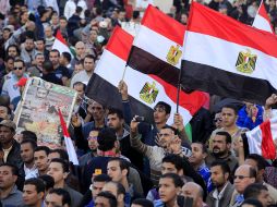 Una bandera en la que se lee ''No a la constitución'' es sosntenida por los participantes en la manifestación contra Mursi. EFE  /