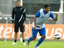 El atacante azteca deberá pagar las consecuencias de las tarjetas con un partido de suspensión. ESPECIAL  /