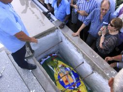 Al bajar a la sepultura, compañeros de militancia comunista entonaban partes de 'La Internacional', himno de la clase trabajadora. EFE  /