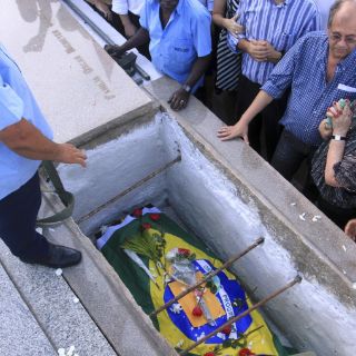 Entre aplausos, sepultan a Óscar Niemeyer