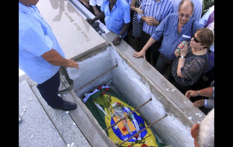 Al bajar a la sepultura, compañeros de militancia comunista entonaban partes de 'La Internacional', himno de la clase trabajadora. EFE  /