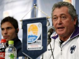 El técnico mexicano y el defensa Basanta atendieron a los medios de comunicación en Nagoya. AP  /