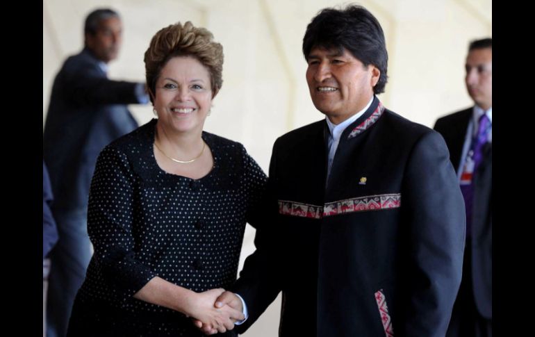 La presidenta brasileña Dilma Rousseff, dio la bienvenida al mandatario boliviano, Evo Morales, antes de la suscripción. XINHUA  /